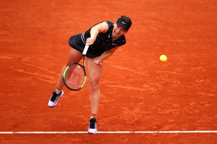 
    Simona Halep serveste cu ochii spre trofeuFOTO: Guliver/ Gettyimages  