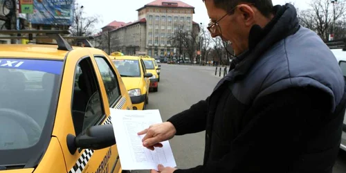 Taximetriştii care au fost prinşi că nu dau bon fiscal au primit amenzi (foto arhivă)