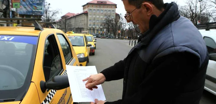 Taximetriştii care au fost prinşi că nu dau bon fiscal au primit amenzi (foto arhivă)