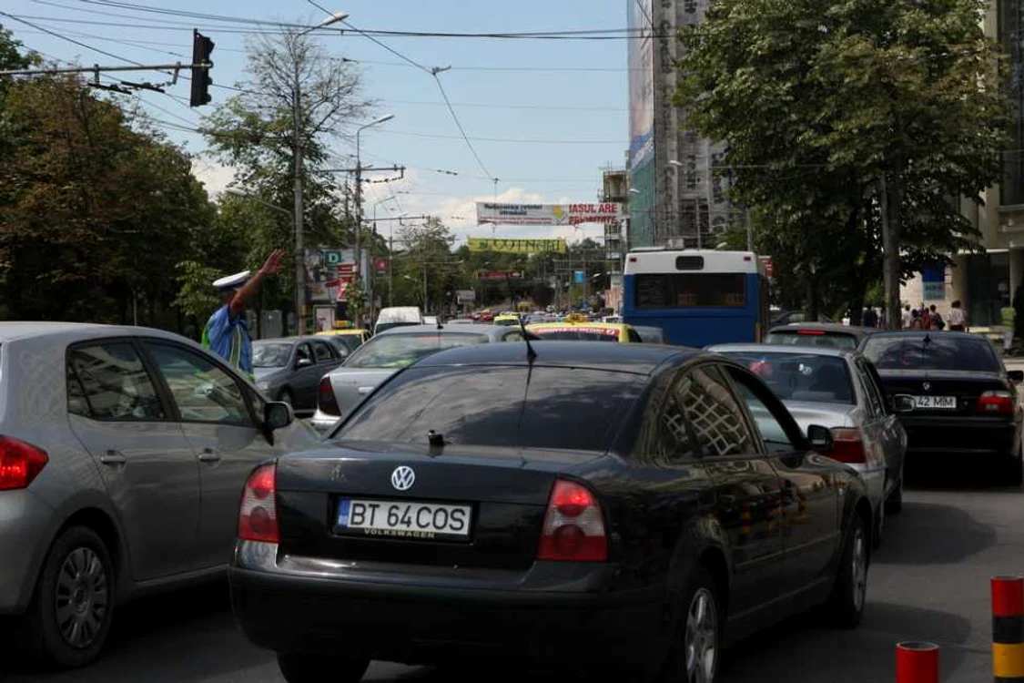 Aglomeraţie de nedescris în traficul din zona Podu Roş