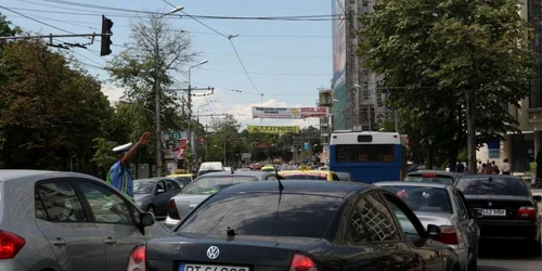 Aglomeraţie de nedescris în traficul din zona Podu Roş