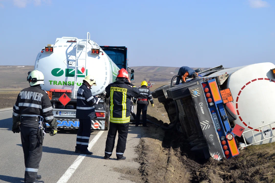 
    27 de tone de combustibil se scurg pe un câmp din județul Brașov, după ce o cisternă s-a răsturnat  