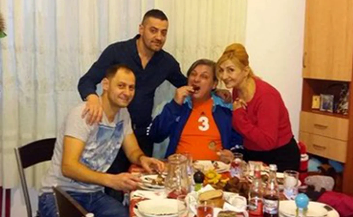
    Pe vremea când formau o familie fericită   