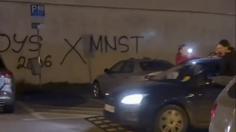 Patru tinere, filmate în timp ce călătoreau ieșite pe geamurile unei mașini conduse de o fată de 19 ani. Cât a costat distracția