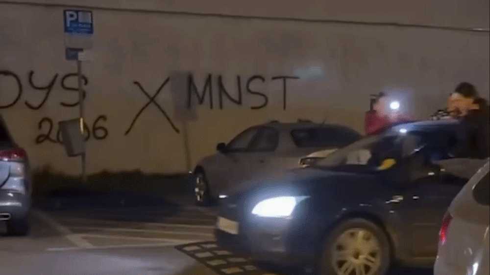 Teribilism pe patru roți: patru tinere, surprinse ieșite pe geamurile unei mașini conduse de o șoferiță de 19 ani. Nota de plată a „distracției”
