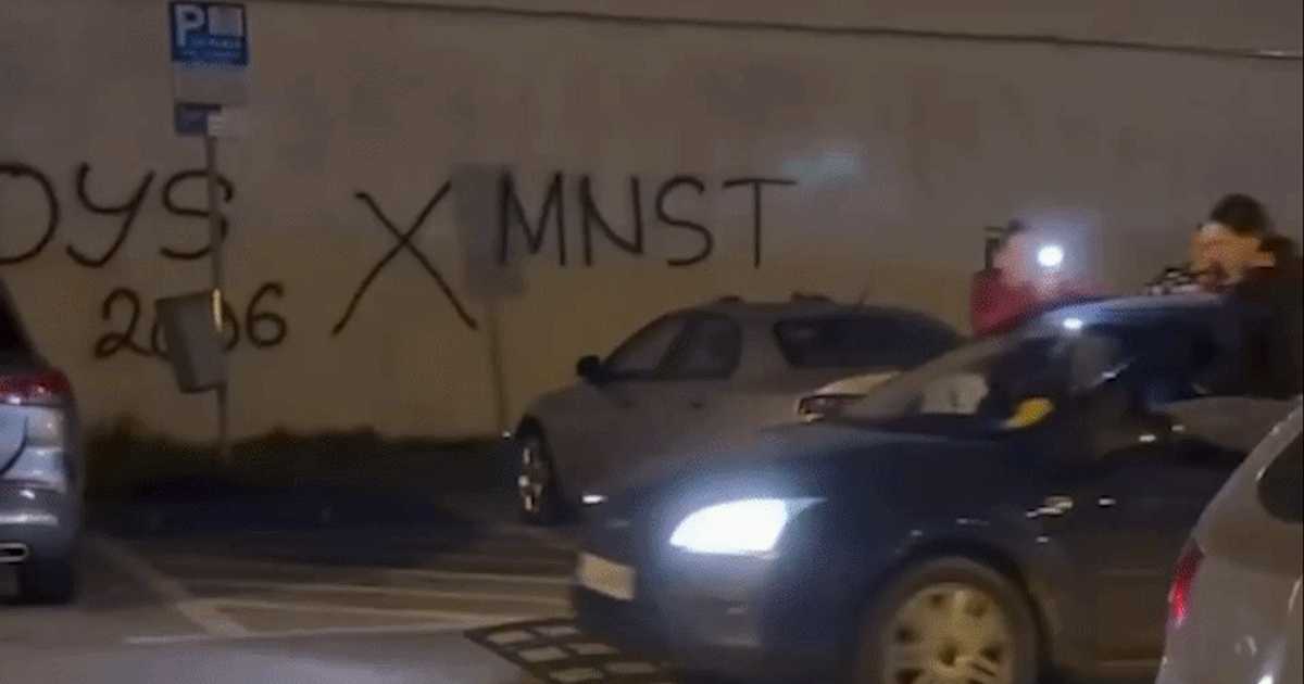 Tinere ieșite pe geamuri într-o mașină condusă de o șoferiță de 19 ani. Ce urmează?