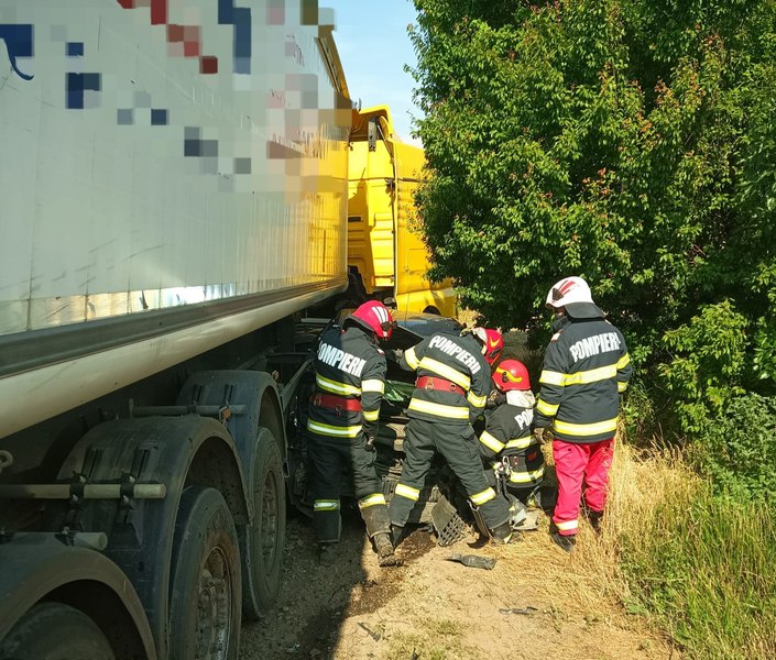 Un accident în care au fost implicate un TIR și un autoturism a avut loc pe E 85, în Ialomița
