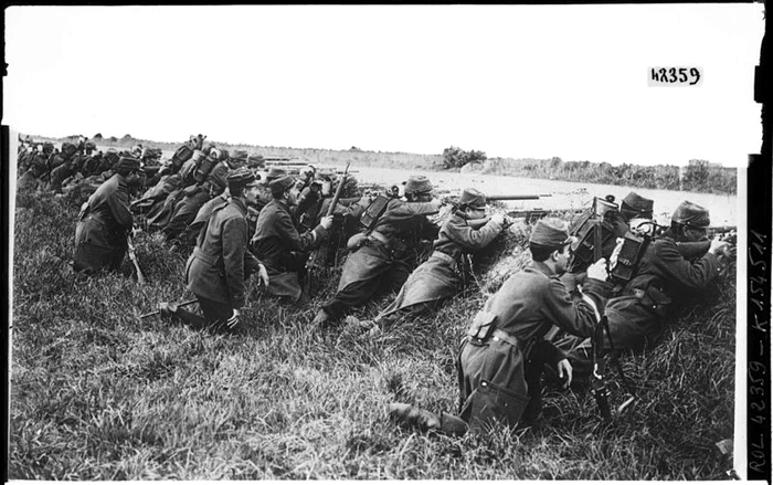 800px French soldiers ditch 1914 jpg jpeg