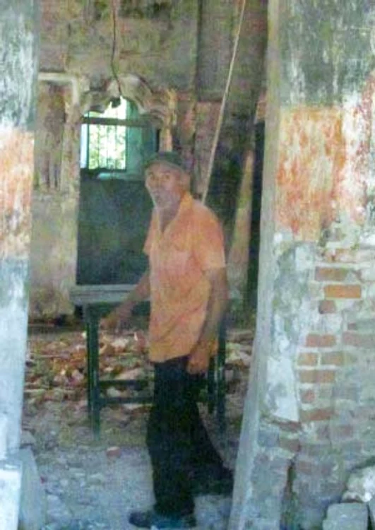 Nea Costică, povestind istoria bisericii făcătoare de minuni