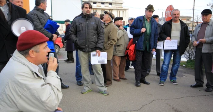 Protestul a început în faţa gării din Deva. FOTO: Daniel Guţă. ADEVĂRUL.