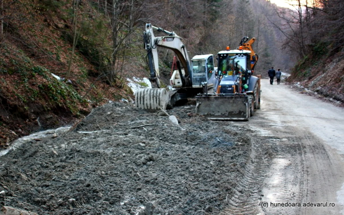 Şoseaua spre Sarmizegetusa Regia, unul dintre drumurile intrate în reparaţii. FOTO: Daniel Guţă. ADEVĂRUL.