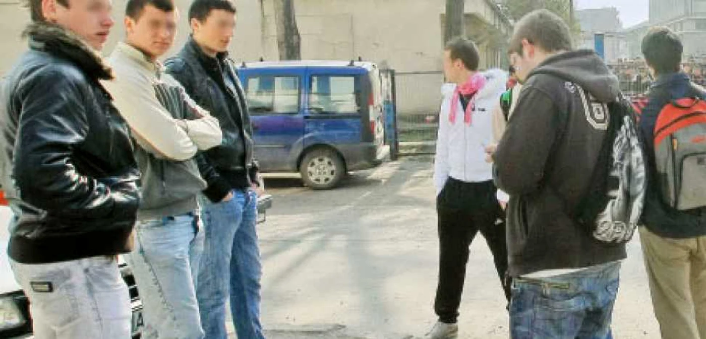 Tinerii își „rezolvă“  problemele, tot mai frecvent, în apropierea şcolii