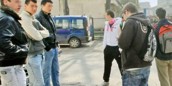 Tinerii își „rezolvă“  problemele, tot mai frecvent, în apropierea şcolii