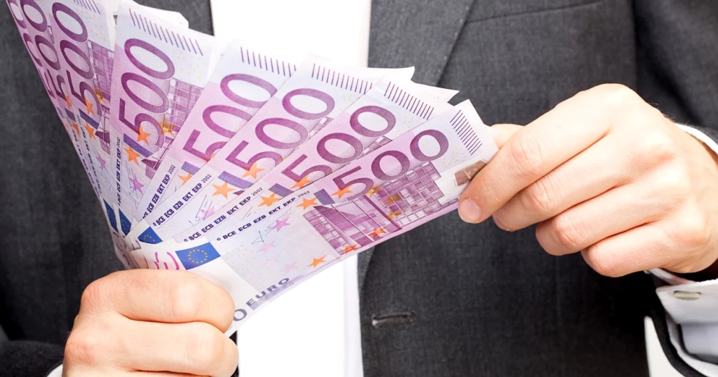 Euro ar putea ajunge să fie tranzacţionat cu 27 de lei
