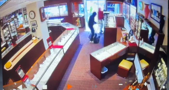 Hoții au reușit să fugă cu bunurile din magazin în doar 90 de secunde / Sursa: captură video