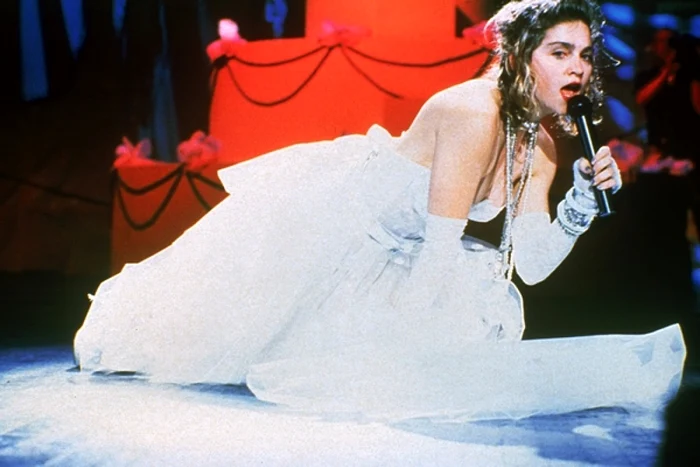 Madonna
a deschis spectacolul din 1984 cu o prestaţie indită a piesei „Like
a Virgin“ FOTO rollingstone.com