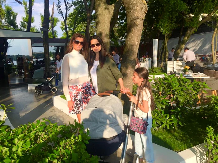 Anca Serea și fiica sa, Sarah, l-au scos la plimbare pe bebe Moise