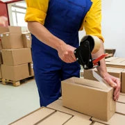 Curier - servicii curierat FOTO Shutterstock 