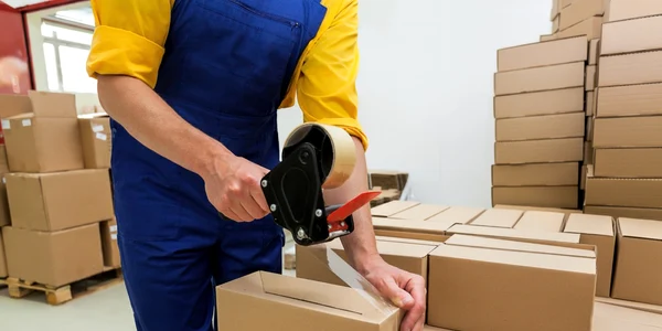 Curier - servicii curierat FOTO Shutterstock 