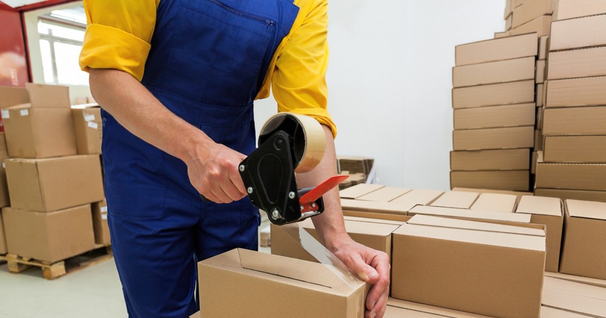 Curier suspectat de furtul unor colete, percheziționat de poliție la locul de muncă