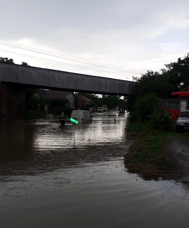 DN64 inundat la intrare în Drăgășani Foto ISU Vâlcea jpeg
