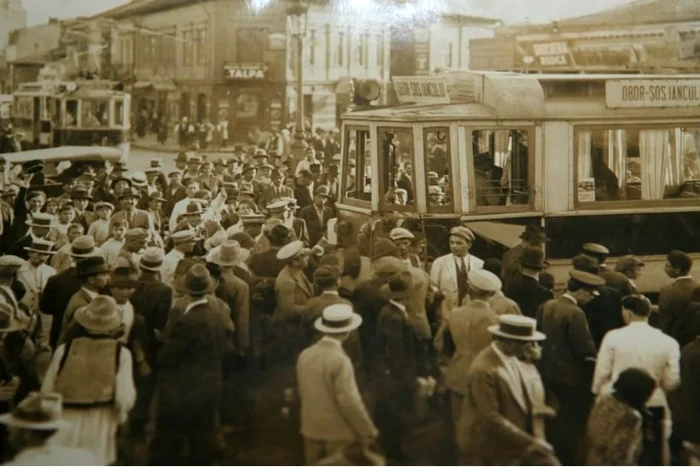 Călătorii au fost bulversați după ce s-a lansat prima linie de tramvai electric / FOTO: Facebook