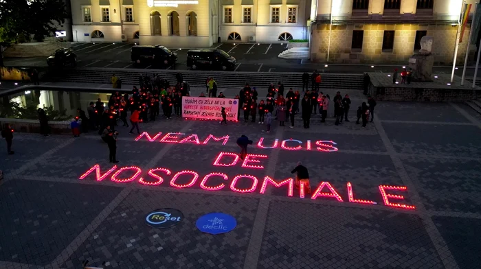 560 de candele au fost aprinse în centrul Iaşiului. FOTO: Facebook/Declic