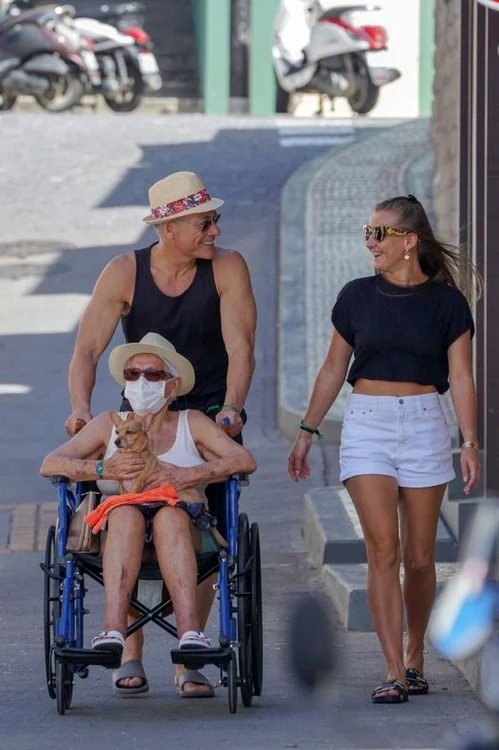 Jean-Claude Van Damme şi-a dus mama în vacanţă.