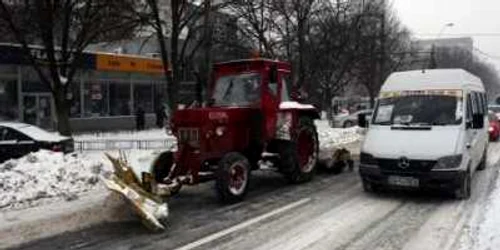 Botoşani: Utilajele de deszăpezire acţionează în oraş