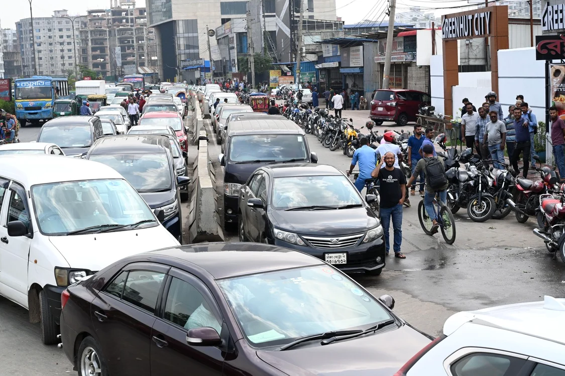 Cozi la o benzinărie din Bangladesh FOTO Profimedia 