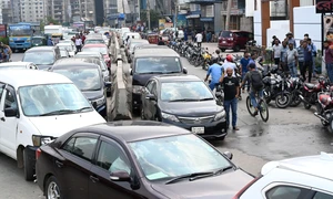 Cozi la o benzinărie din Bangladesh - criza combustibil FOTO Profimedia 