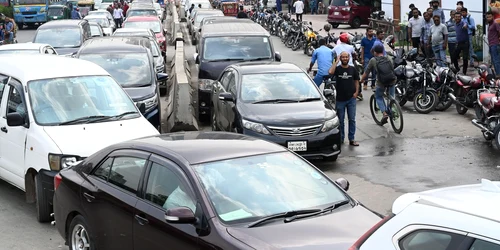 Cozi la o benzinărie din Bangladesh - criza combustibil FOTO Profimedia 