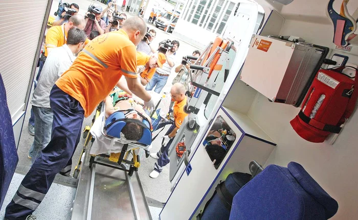 
    Voluntarii sunt instruiţi să acorde primul ajutor   