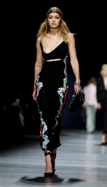 Blondina și-a arătat sânul fără să vrea