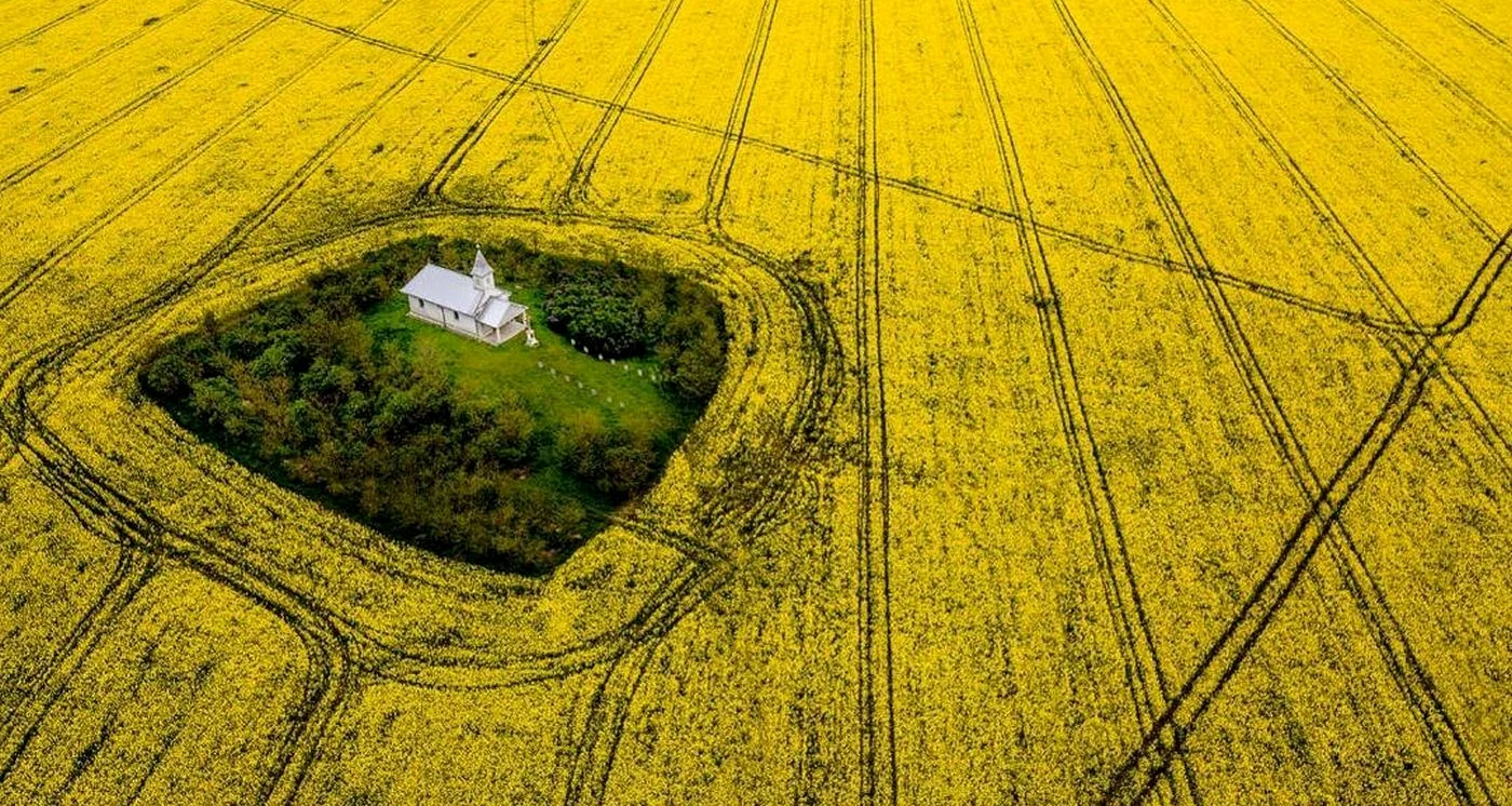 Biserica din România, din mijlocul pustietății, s-ar deschide singură o dată pe an / Foto: Facebook