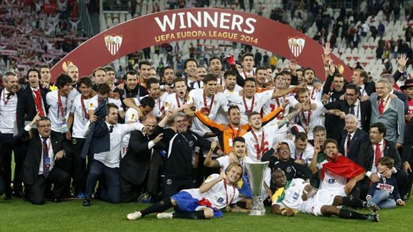 
    Spaniolii de la Sevilla speră să devină primii din istorie care câştigă trofeul doi ani la rândFoto Click!  
