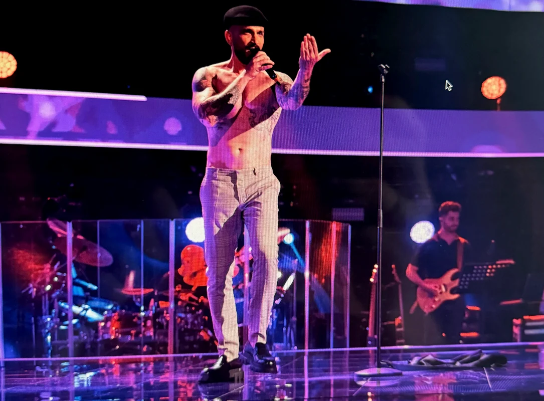 Silviu Mircescu a construit și un frumos moment de striptease la Vocea României