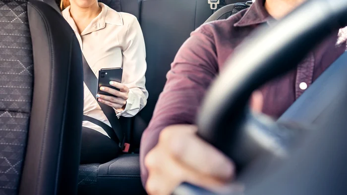 Câți pasageri ai voie să transporți legal în mașina ta?