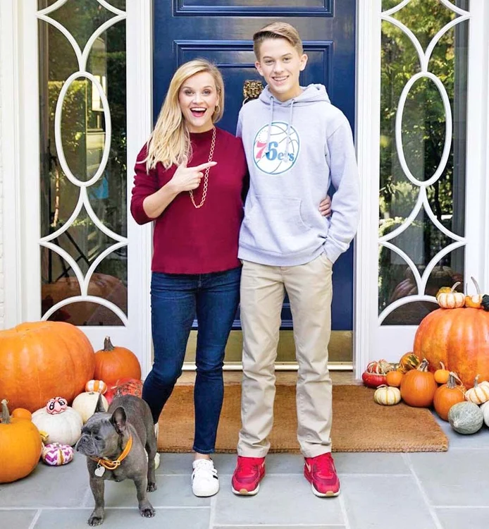 Reese Witherspoon (42 de ani) şi fiul ei, Deacon, şi-au decorat casa pentru sărbătoare