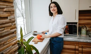 femeie in bucatarie jpg