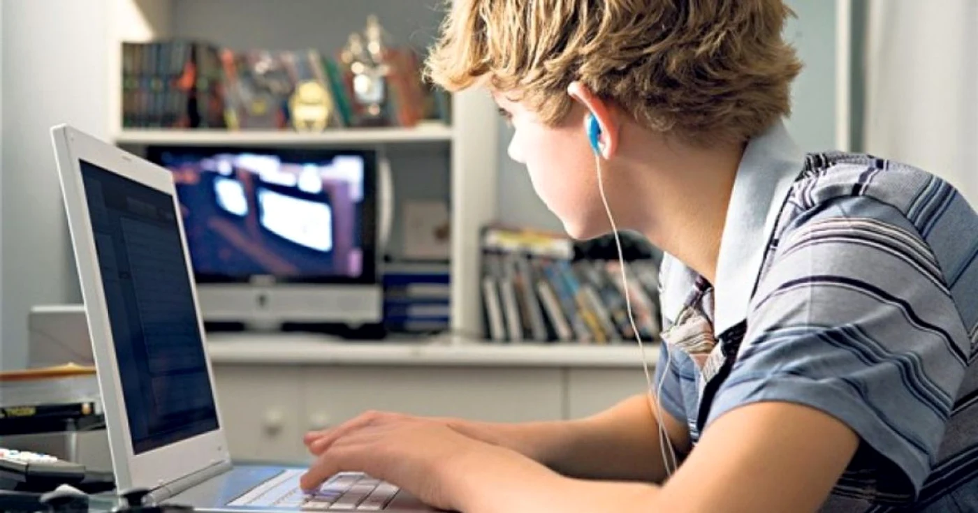 Cei mai mulţi dintre adolescenţii care au acces la internet au accesat cel puţin o dată site-urile interzise FOTO The Telegraph
