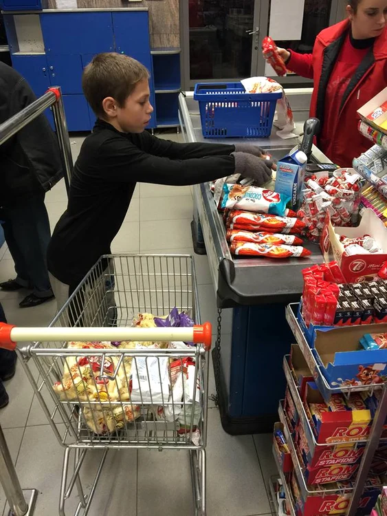 Copilul a vrut o ciocolată de Moș Nicolae și s-a ales cu un coș întreg