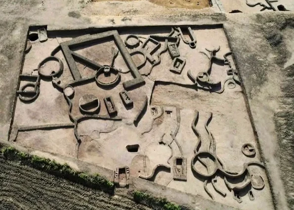 Necropolă descoperită în situl de la Kom el-Khilgan (© Facebook / Ministry of Tourism and Antiquities)