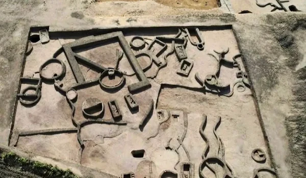 Necropolă descoperită în situl de la Kom el-Khilgan (© Facebook / Ministry of Tourism and Antiquities)