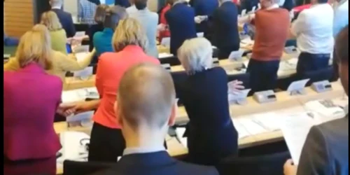 europarlamentari britanici canta de brexit foto captura