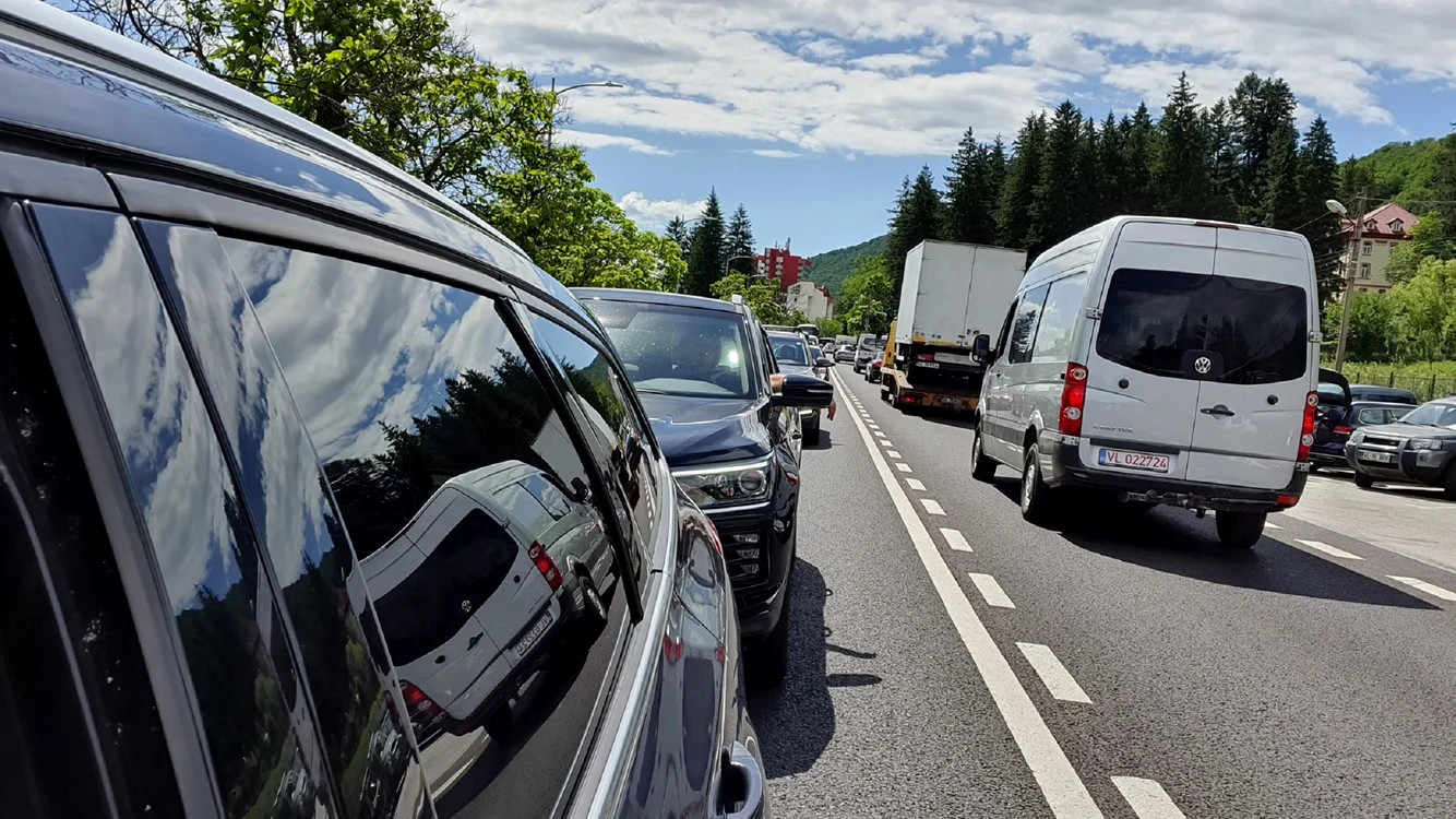 Ambuteiaj pe Valea Oltului în zona Cozia - Căciulata de pe DN7 în Călimănești Vâlcea Foto DMS