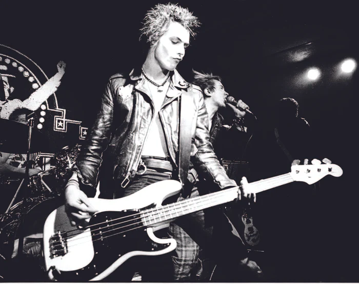 Sid Vicious, basistul trupei de punk Sex Pistols, apărea rar în public fără geaca de piele.