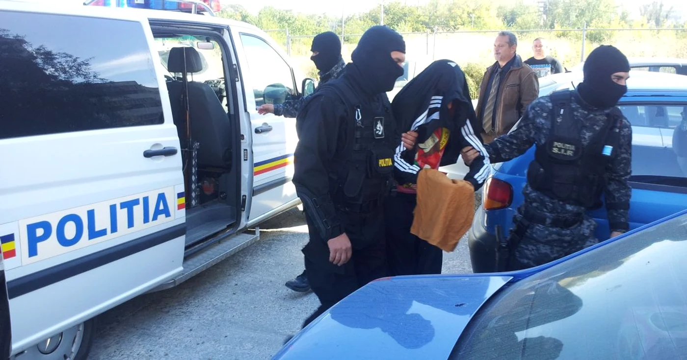 11 membri ai reţelei de traficanţi au fost "săltaţi" miercuri dimineaţă de poliţişti  FOTO: Catalina Sfetcu