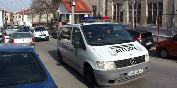 Suspectul originar din Craiova a fost ridicat de acasă şi adus pentru audieri la sediul I.P.J. Olt din Slatina