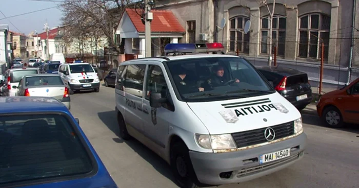 Suspectul originar din Craiova a fost ridicat de acasă şi adus pentru audieri la sediul I.P.J. Olt din Slatina